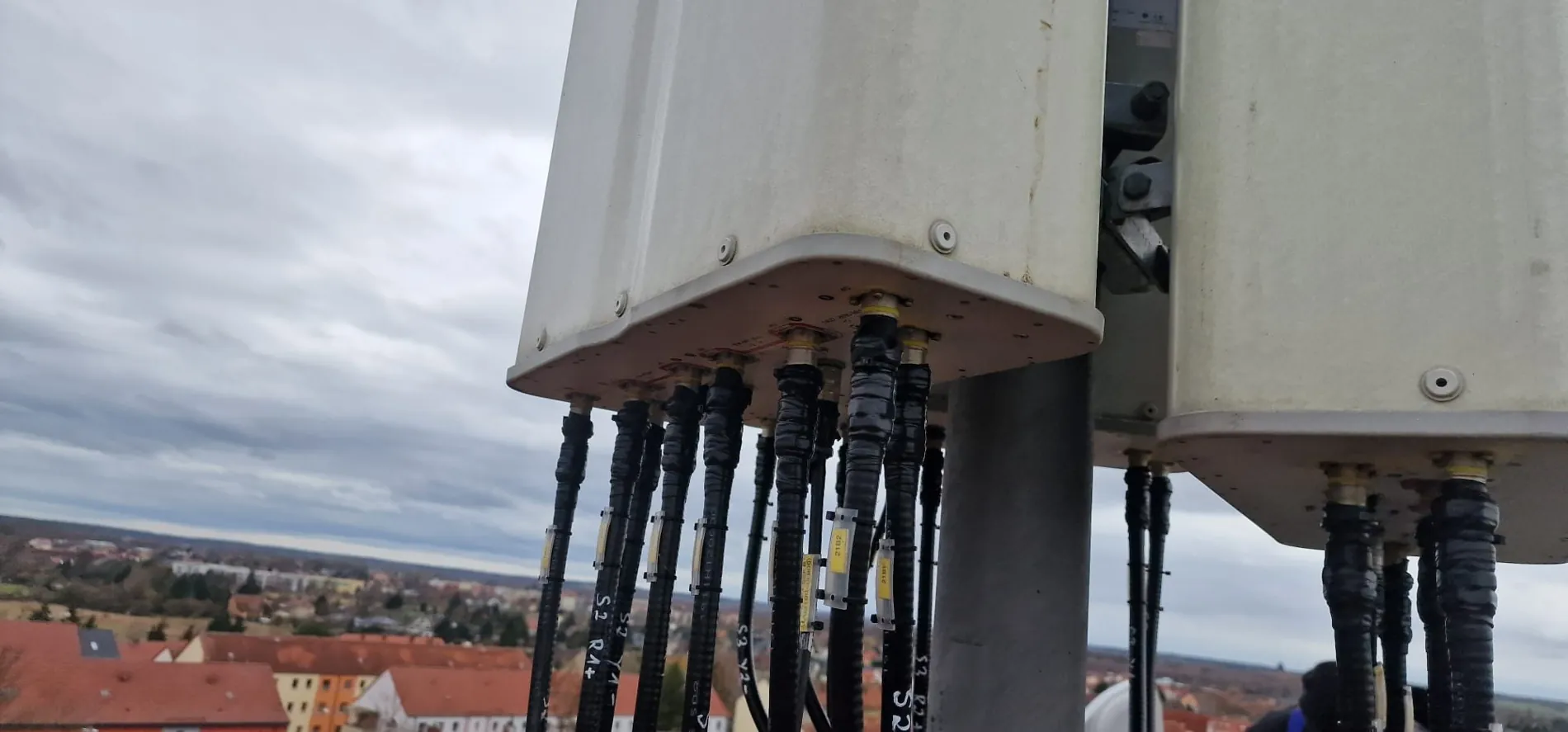 Označeni RF konektori na sektorskoj anteni