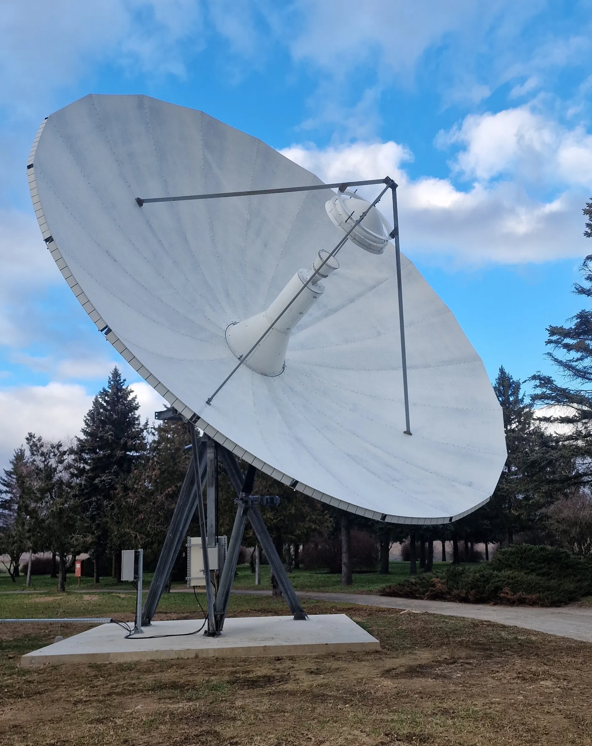 Satelitska zemaljska antena pod vedrim nebom