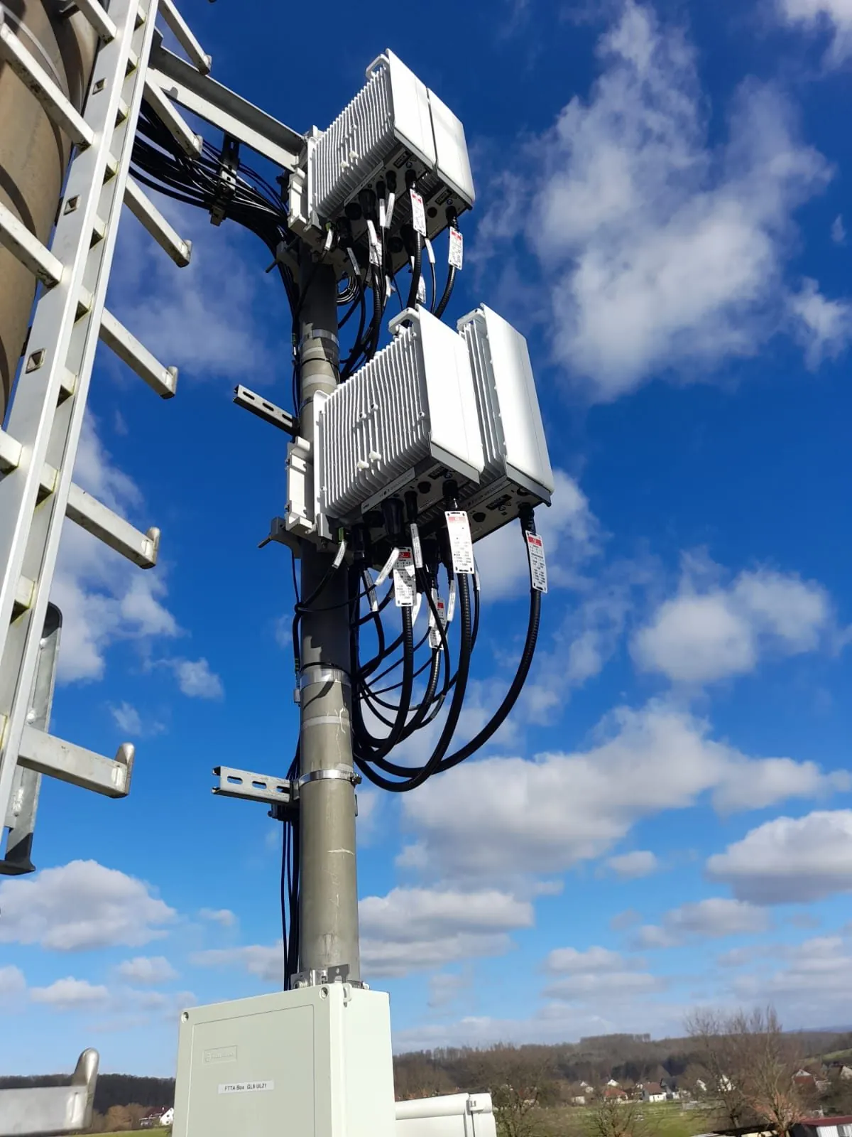 Sektorska antena na vedrom nebu