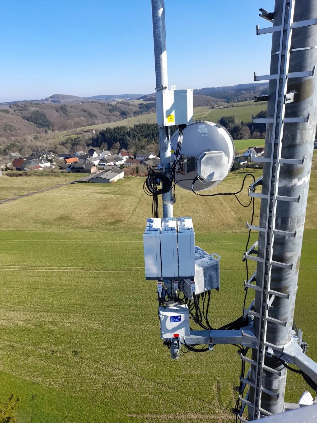 Instalacija antene na tornju mobilne mreže
